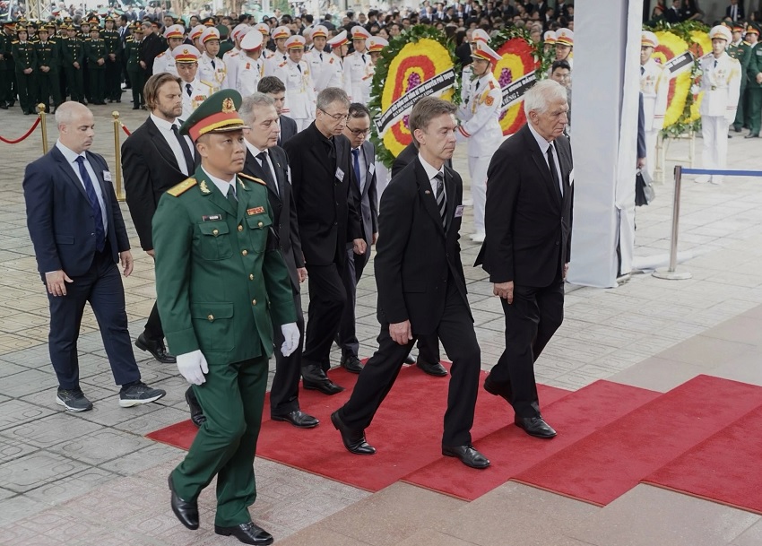 Đoàn Liên minh châu Âu do ông Josep Borrell - Đại diện Cấp cao Liên minh châu Âu về Chính sách Đối ngoại và An ninh, Phó Chủ tịch Ủy ban châu Âu dẫn đầu vào viếng Tổng bí thư Nguyễn Phú Trọng.