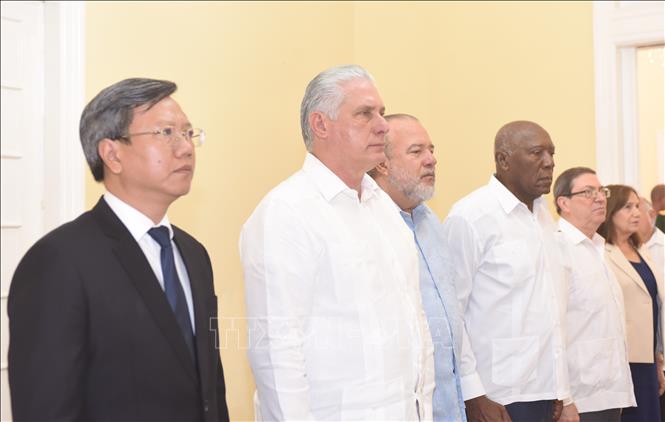 Bí thư thứ Nhất Ban Chấp hành Trung ương Đảng, Chủ tịch Cuba Miguel Díaz-Canel Bermúdez (thứ hai từ trái sang) và các đồng chí: Ủy viên Bộ Chính trị, Thủ tướng Manuel Marrero Cruz, Phó Chủ tịch Quốc hội Ana María Mari Machado, Ủy viên Bộ Chính trị, Bộ trưởng Ngoại giao Bruno Rodríguez Parilla và Đại sứ Việt Nam Lê Quang Long (Ngoài cùng bên trái) viếng Tổng Bí thư Nguyễn Phú Trọng.