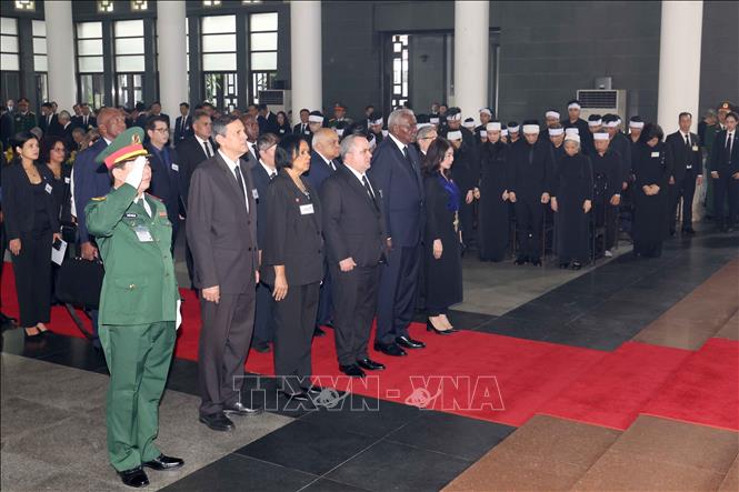 Đoàn Cộng hòa Cu-ba do đồng chí Esteban Lazo Hernández, Ủy viên Bộ Chính trị, Chủ tịch Quốc hội Chính quyền nhân dân Cu-ba làm Trưởng đoàn, viếng Tổng Bí thư Nguyễn Phú Trọng.