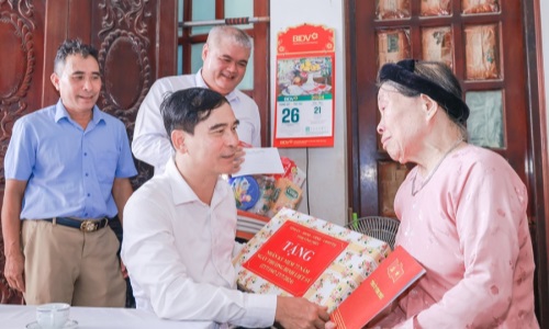 Vĩnh Phúc: Lãnh đạo tỉnh thăm, tặng quà gia đình chính sách, người có công nhân kỷ niệm 77 năm Ngày Thương binh - Liệt sĩ
