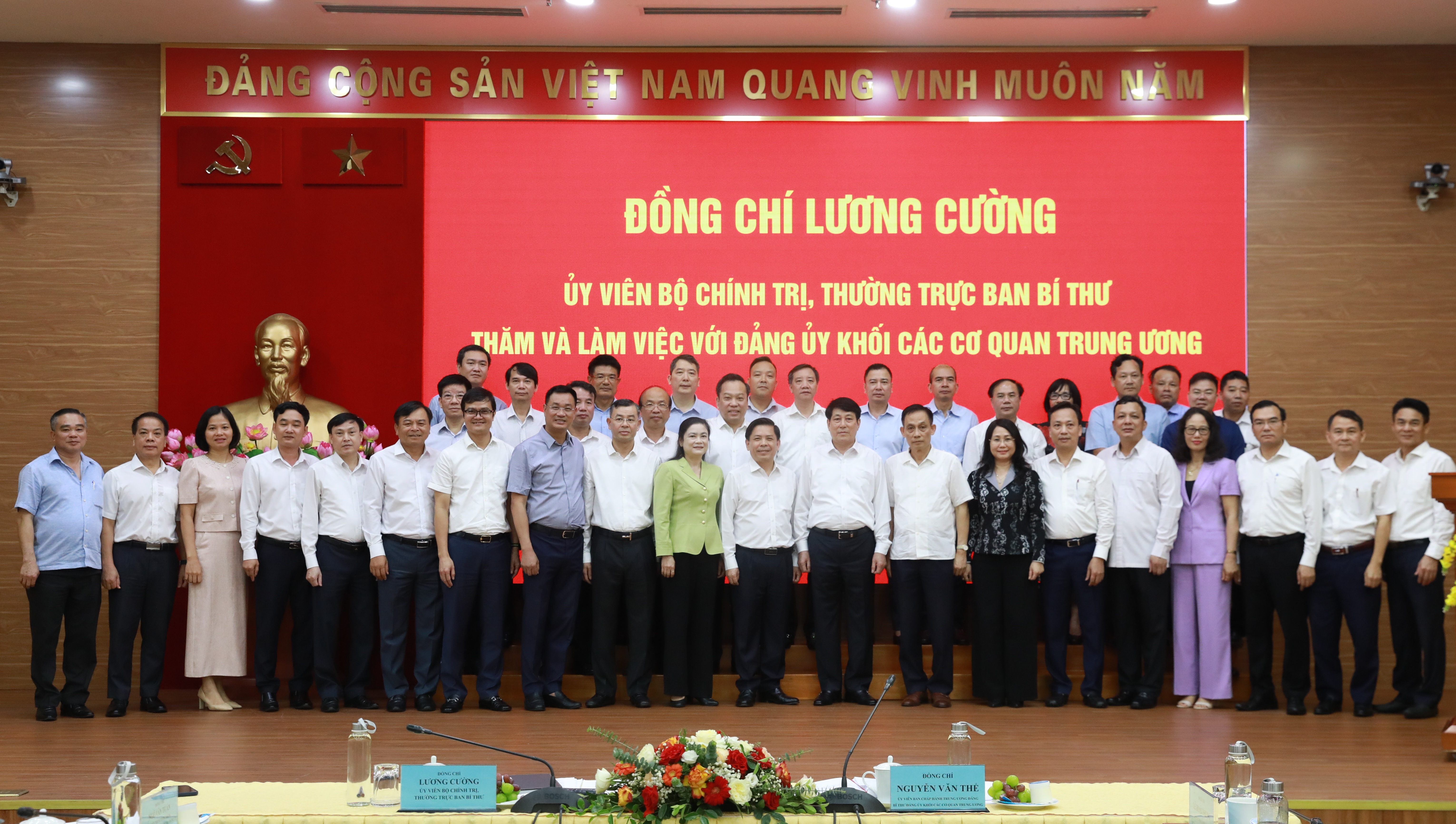 Thường trực Ban Bí thư Lương Cường chụp ảnh lưu niệm cùng các đại biểu.
