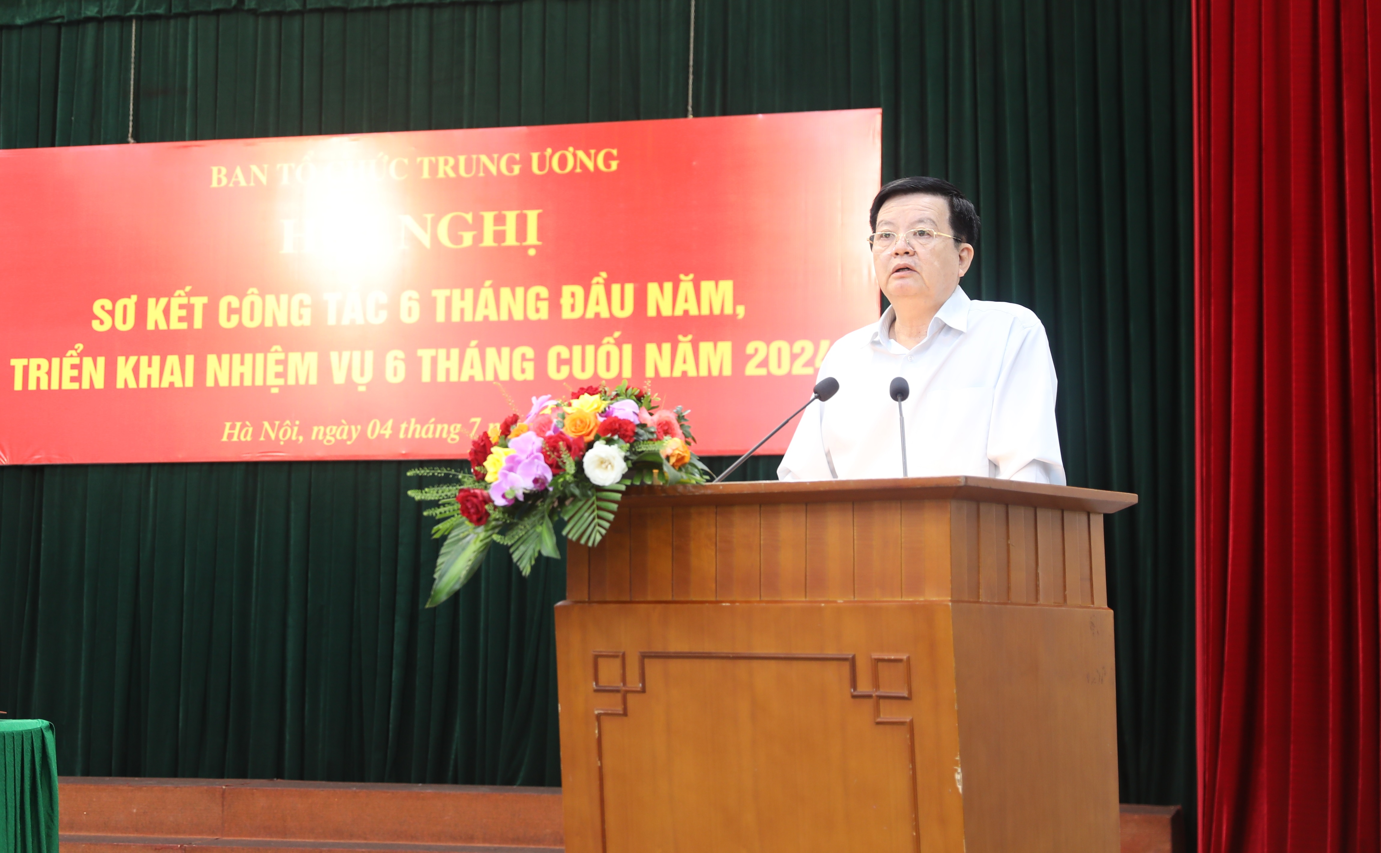 Phó Trưởng ban Thường trực, Bí thư Đảng ủy cơ quan Mai Văn Chính phát biểu tại Hội nghị.