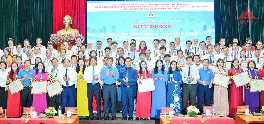 Bí thư Tỉnh ủy Vĩnh Phúc Dương Văn An chụp ảnh lưu niệm cùng 95 đảng viên công nhân được vinh danh.