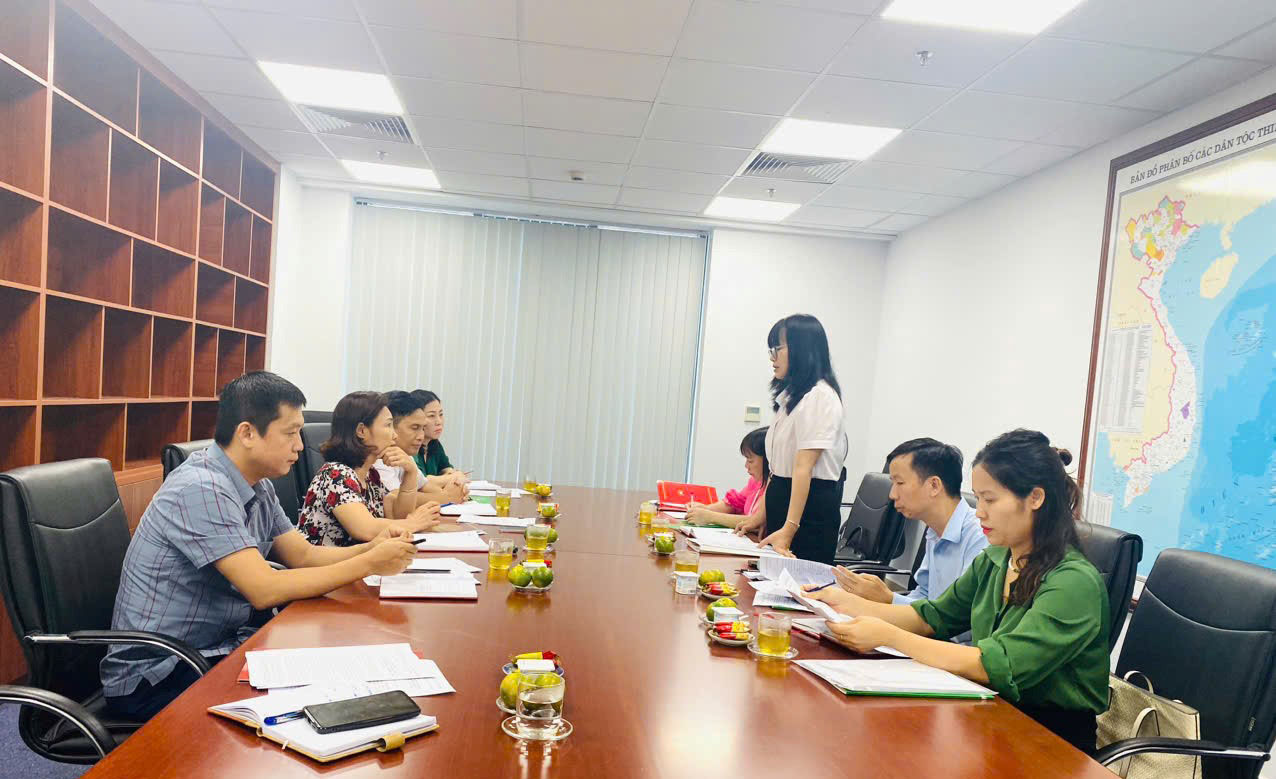 Đồng chí Lương Thị Tuyết Trinh, Phó Cục trưởng Cục Lưu trữ, Trưởng đoàn kiểm tra phát biểu tại buổi làm việc với Văn phòng Ban Cán sự đảng Ủy ban Dân tộc.