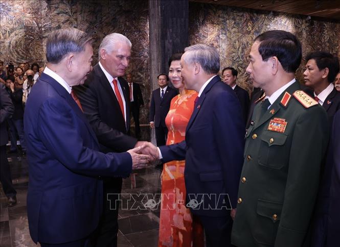 Bí thư Thứ nhất Ban chấp hành Trung ương Đảng Cộng sản Cu-ba, Chủ tịch nước Cộng hoà Cuba Miguel Diaz Canel Bermudez chủ trì Lễ đón Tổng Bí thư, Chủ tịch nước Tô Lâm.