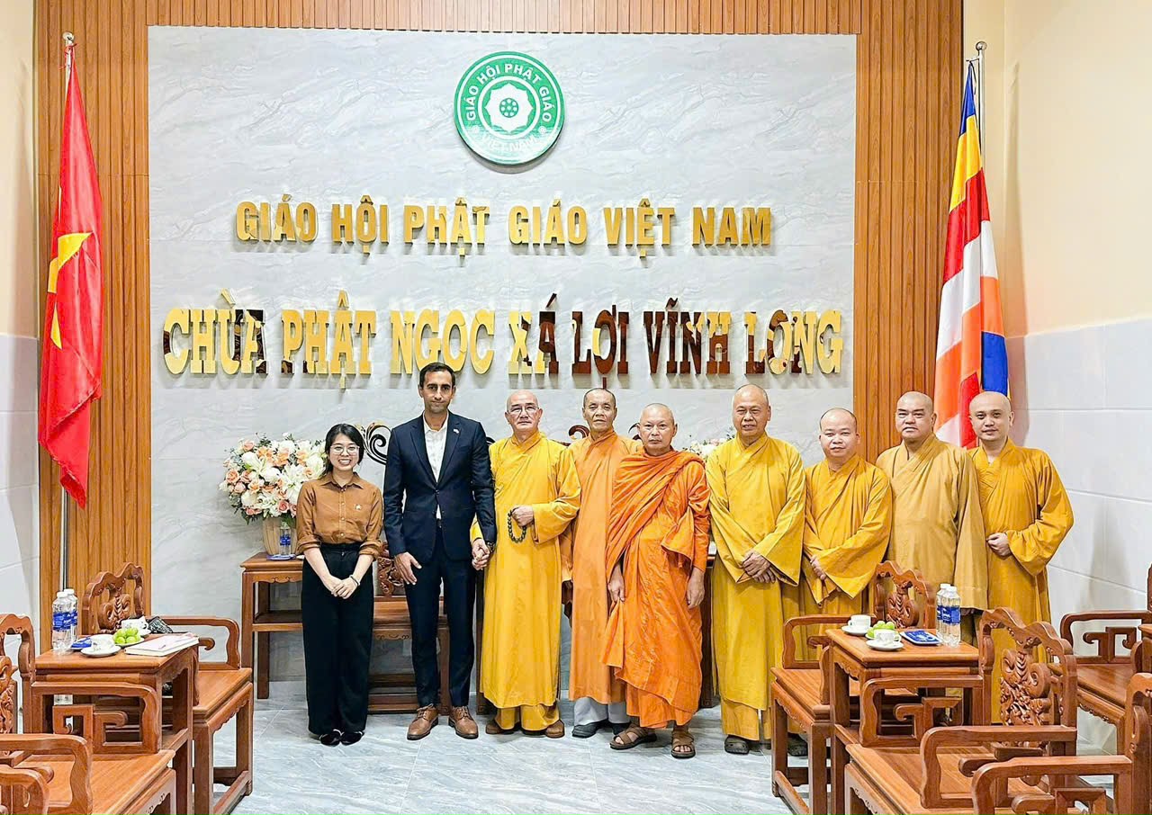 Văn phòng Ban trị sự Giáo hội Phật giáo Việt Nam tỉnh Vĩnh Long tiếp Đoàn Tổng lãnh sự quán Hoa Kỳ đến thăm