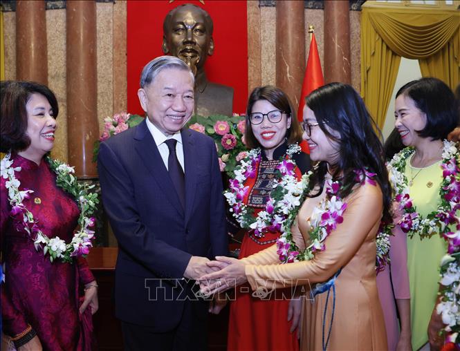 Tổng Bí thư, Chủ tịch nước Tô Lâm với các đại biểu được tôn vinh trong phong trào thi đua