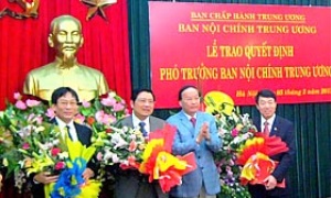 Đồng chí Tô Huy Rứa trao quyết định điều động, bổ nhiệm Phó trưởng Ban Nội chính Trung ương