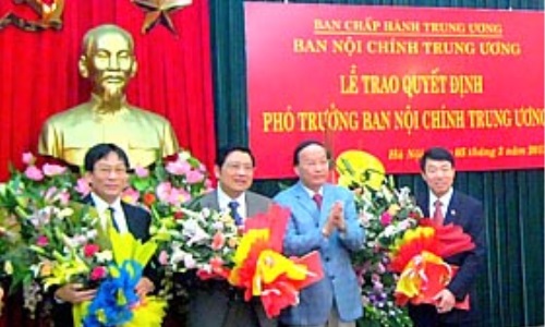 Đồng chí Tô Huy Rứa trao quyết định điều động, bổ nhiệm Phó trưởng Ban Nội chính Trung ương