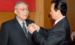 Trao Huy hiệu 70 năm tuổi Đảng cho Trung tướng Đồng Sỹ Nguyên