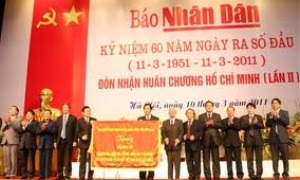 Đảng bộ Báo Nhân Dân làm theo gương Bác