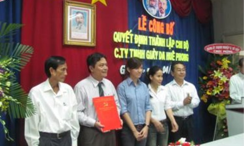 Thành lập chi bộ Công ty TNHH Giày da Huê Phong