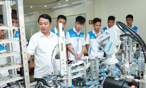 Quan điểm của Đảng về phát huy nhân tố con người trong phát triển đất nước