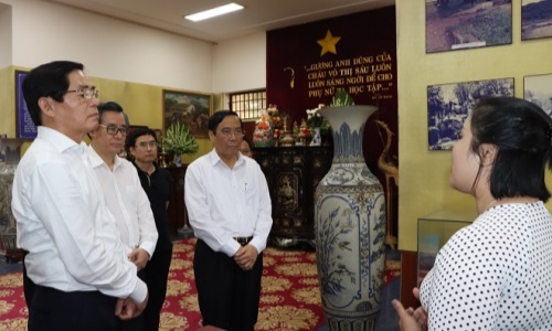 Đoàn công tác Ban Tổ chức Trung ương viếng Đền thờ Nữ Anh hùng Võ Thị Sáu