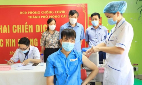 Công bằng trong tiếp cận vắc-xin với người dân vùng biên