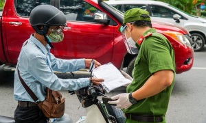 Thủ tướng yêu cầu Hà Nội điều chỉnh bất cập trong việc cấp giấy đi đường