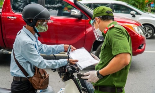 Thủ tướng yêu cầu Hà Nội điều chỉnh bất cập trong việc cấp giấy đi đường