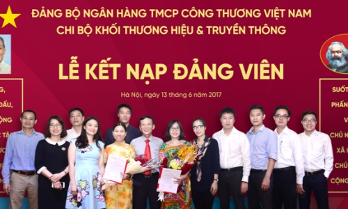 Chi bộ Khối Thương hiệu và Truyền thông tổ chức Lễ kết nạp 2 đảng viên