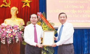 Trao quyết định của Bộ Chính trị  phân công đồng chí Tô Lâm giữ chức Trưởng Ban Chỉ đạo Tây Nguyên