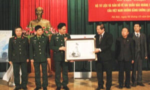 Trao tặng bộ tư liệu bản đồ về Hoàng Sa, Trường Sa cho Bộ Tư lệnh Bộ đội Biên phòng