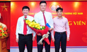 Chi bộ Văn phòng VietinBank kết nạp đảng viên