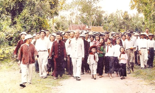 Vận dụng phong cách Hồ Chí Minh trong thực hiện Nghị quyết Trung ương 4, khóa XII