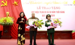 Trao Huy hiệu Đảng nhân kỷ niệm 89 năm Ngày thành lập Đảng (03-02-1930–03-02-2019)