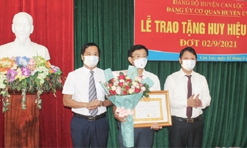 Hà Tĩnh tổ chức tốt việc trao tặng Huy hiệu Đảng đợt 2-9