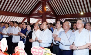 Thủ tướng Nguyễn Xuân Phúc và Chủ tịch Quốc hội Nguyễn Thị Kim Ngân dâng hương tưởng niệm Chủ tịch Hồ Chí Minh