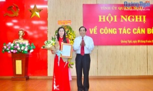 Công bố và trao các Quyết định của Bộ Chính trị và Ban Bí thư về công tác cán bộ