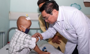 Thủ tướng thăm, tặng quà các bệnh nhi nhân Ngày Quốc tế Thiếu nhi 1-6