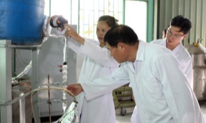 Thực hiện Nghị quyết Trung ương 3 (khóa VIII): Cán bộ khoa học kỹ thuật nhiều nhưng thiếu trình độ cao