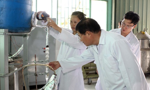 Thực hiện Nghị quyết Trung ương 3 (khóa VIII): Cán bộ khoa học kỹ thuật nhiều nhưng thiếu trình độ cao